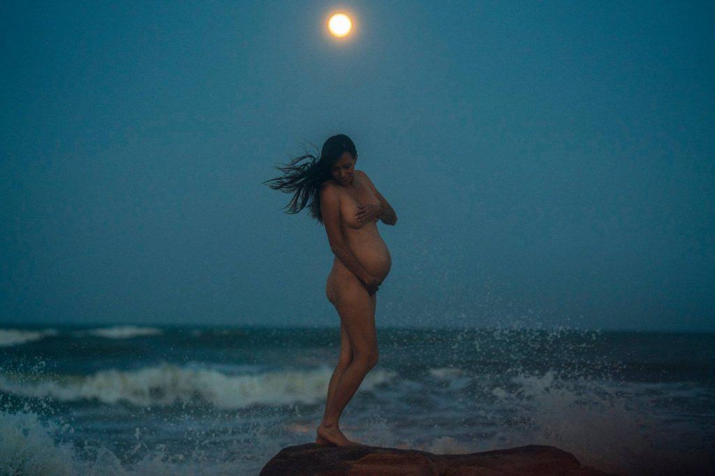 maternity photo at full moon